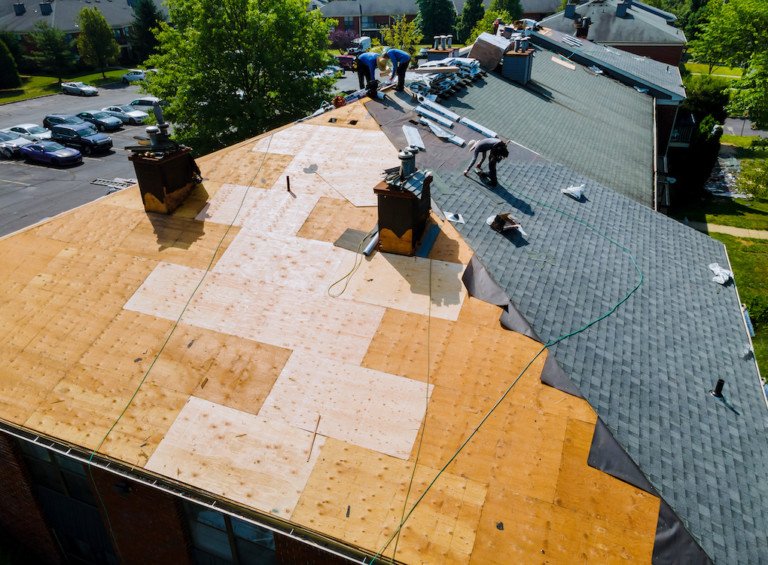7 Obvious Roofing Scams You Should Avoid in 2022 (Homeowner’s Guide)