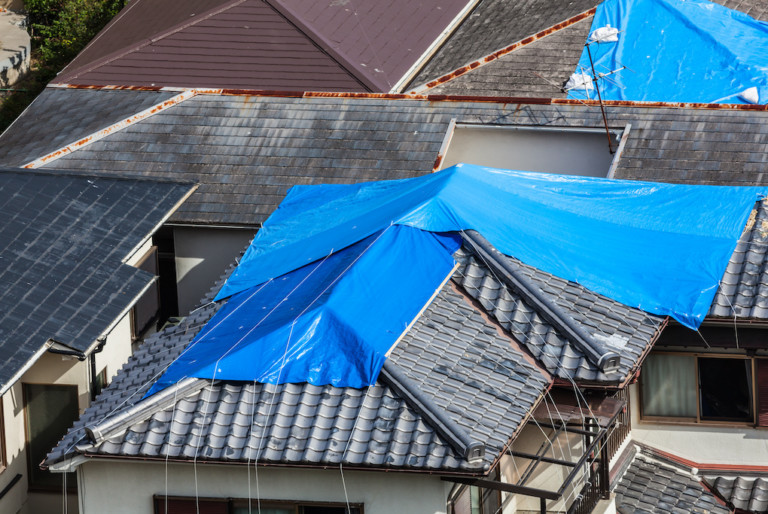 How to Tarp a Roof in 4 Simple Steps (Homeowners DIY Guide)