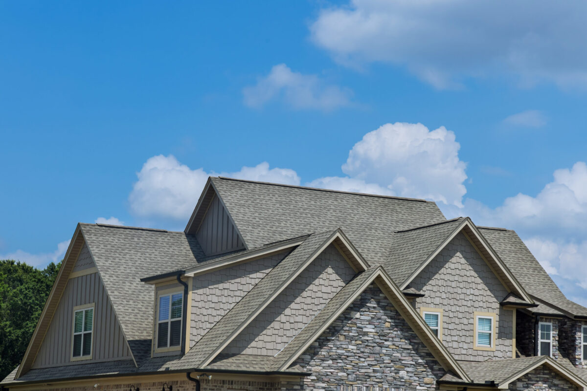 Roof construction of a building roof that is covered with new asphalt shingles